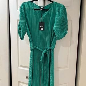 DKNY NWT Green plisse belted dress with ruched sleeve